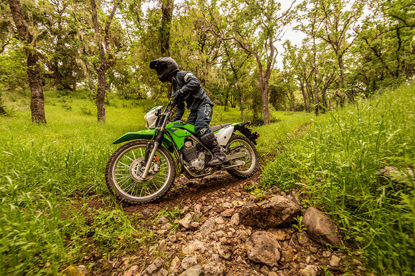 ¿Es la Kawasaki KLX230S 2022 la mejor moto para principiantes?