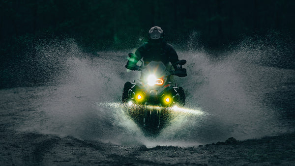 Los 9 mejores consejos para montar en moto y acampar bajo la lluvia