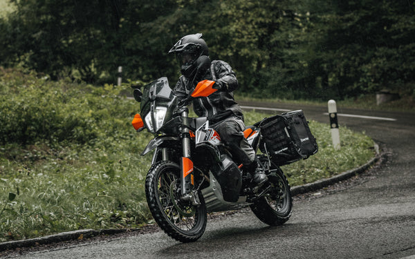 Consejos para conducir motos ADV con neumáticos 50/50 bajo la lluvia