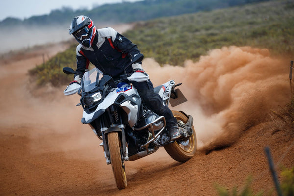 Cómo Conducir Motocicletas ADV Grandes en la Arena [5 tips]
